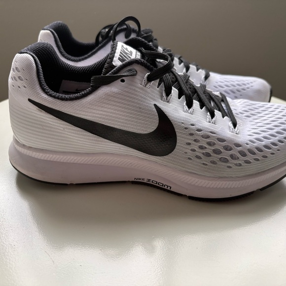 Nike Black and White Zoom Pegasus 34 Athletic Sneakers, size 8 - Picture 8 of 9